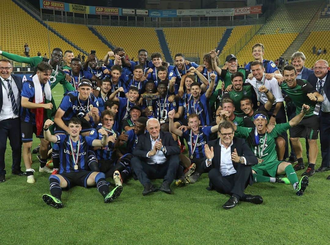 アタランタBCさんのインスタグラム写真 - (アタランタBCInstagram)「🏆 SIAMO CAMPIONI D’ITALIA!!! 🇮🇹 Orgogliosi di voi!!! 🖤💙 😍 #U19 Champions of Italy!!! Proud of you!!! - #AtalantaPrimavera #PrimaveraTIM #GoAtalantaGo ⚫️🔵」6月15日 6時44分 - atalantabc