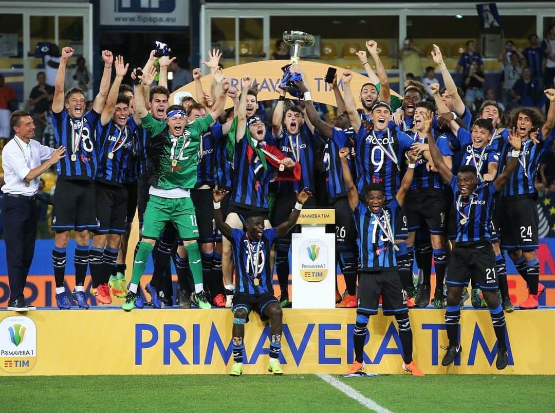 アタランタBCさんのインスタグラム写真 - (アタランタBCInstagram)「🏆 SIAMO CAMPIONI D’ITALIA!!! 🇮🇹 Orgogliosi di voi!!! 🖤💙 😍 #U19 Champions of Italy!!! Proud of you!!! - #AtalantaPrimavera #PrimaveraTIM #GoAtalantaGo ⚫️🔵」6月15日 6時44分 - atalantabc