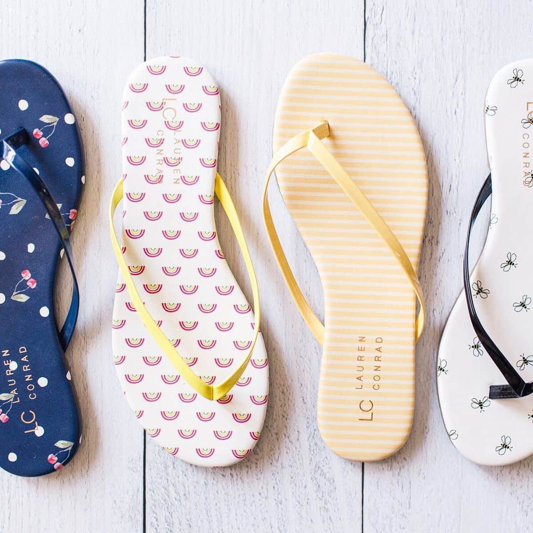 ロック&リパブリックのインスタグラム：「When we say “flip,” you say “flop.” Let’s hear it for the official shoe of summer!  #nationaflipflopday. #Kohls」