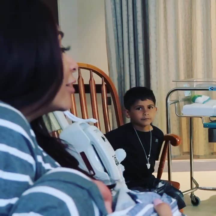ニコール・ ポリッツィのインスタグラム：「NEW YOUTUBE VIDEO💙 The kids meet Angelo for the first time 😩😩 link in story #subscribe」