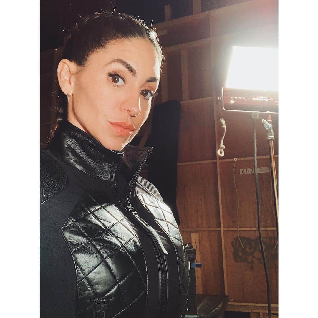 ナタリア・コルドバ・バックリーのインスタグラム：「Aquí namas...soltando jeta.  El sustantivo femenino “jeta” designa el hocico del cerdo y, por extensión, una boca saliente o abultada e, incluso, la cara humana. La palabra proviene del árabe jatm, del que conserva su alusión al hocico o nariz.  Se usa generalmente con sentido peyorativo y en registro coloquial, en expresiones como callar(se) la jeta, caerse o irse de jeta, o romperle, o pegarle en la jeta a alguien.  Por ejemplo:  Le dije que se callara la jeta. Venía corriendo y se fue de jeta. Me miró feo con esa jeta suya. La gente discreta no suelta la jeta. (Yo, claramente no soy discreta).」