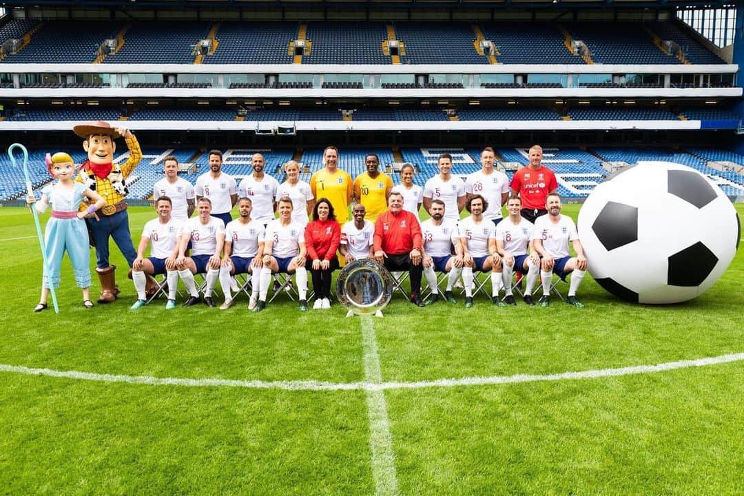 サム・クラフリンのインスタグラム：「Ultimate Squad Goals.  Thank you @socceraid and @unicef_uk for organising such a wonderful day today, and bringing together so many inspirational people, and for such a good cause. Rubbing shoulders with all these legends has me feeling blessed beyond belief.  But now here’s where we need YOUR help... even if you’re not one of the lucky ones able to make it to the game, you can still donate @ www.socceraid.org.uk. Every pound you donate will be matched by the government. Let’s do this.  And tune in to @itv at 18:30 this Sunday.」