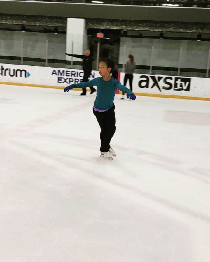 ベアトリサ・リャンのインスタグラム：「Woohoo! Congrats, Jessie! 🎉🙌🏻👏🏻 #proudcoach #motivation #milestones #doublesalchow #usfigureskating #iceskating #ilovemyjob #workinghard #toyotasportscenter #coachlife」