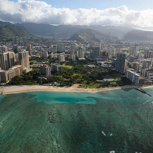 Trump Waikikiさんのインスタグラム写真 - (Trump WaikikiInstagram)「Happy Aloha Friday.  #trumpwaikiki #fivestarhotelhonolulu #forbescelebrationofferwithresortcredit #waikikiescapeoffer #ultimatefamilygetawayoffer #luxurytravel #familytravel #multigenerationaltravel #romancetravel 📷: @glennparryphoto  ハッピー・アロハ・フライデー！  #トランプワイキキ #5つ星ホテル #ラグジュアリートラベル #家族旅行 #ハワイ旅行 #ハネムーン」6月15日 6時59分 - trumpwaikiki