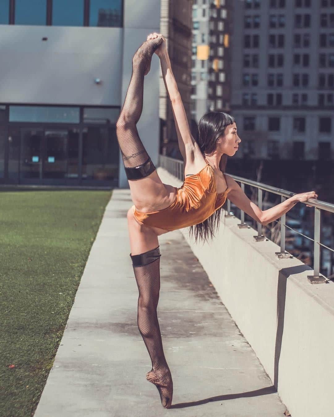 レッグアベニューさんのインスタグラム写真 - (レッグアベニューInstagram)「@alexandrajacob blew your minds with her incredible leg contortions earlier this week, now let her steal your hearts with her amazing talent! ❤️﻿ ﻿ #legavenue #repost #ballet #ballerina #thighhighs #fishnet #vinyl #pointe #barre #hosiery #feet #fashion #stockings #ootd #socks #tights #footfetish #prettytoes #legwear #style」6月15日 7時00分 - legavenue