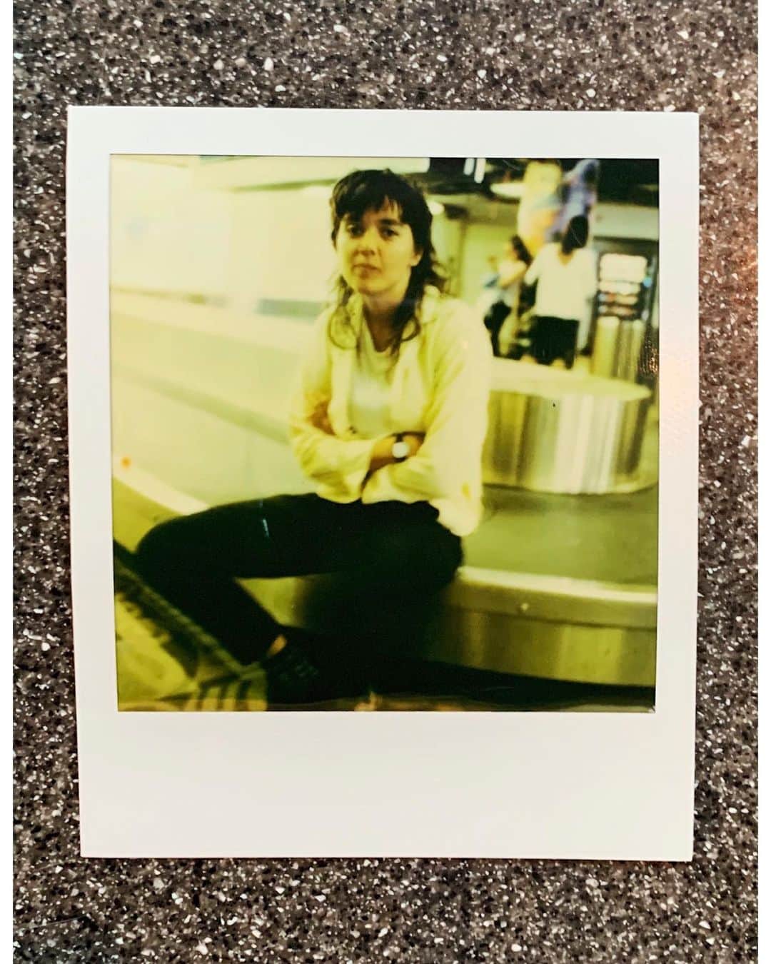 コートニー・バーネットのインスタグラム：「@bonnaroo tonight 7:45pm “that tent” ❤️🧡💛💚💙💜 photo by @poonehghana」