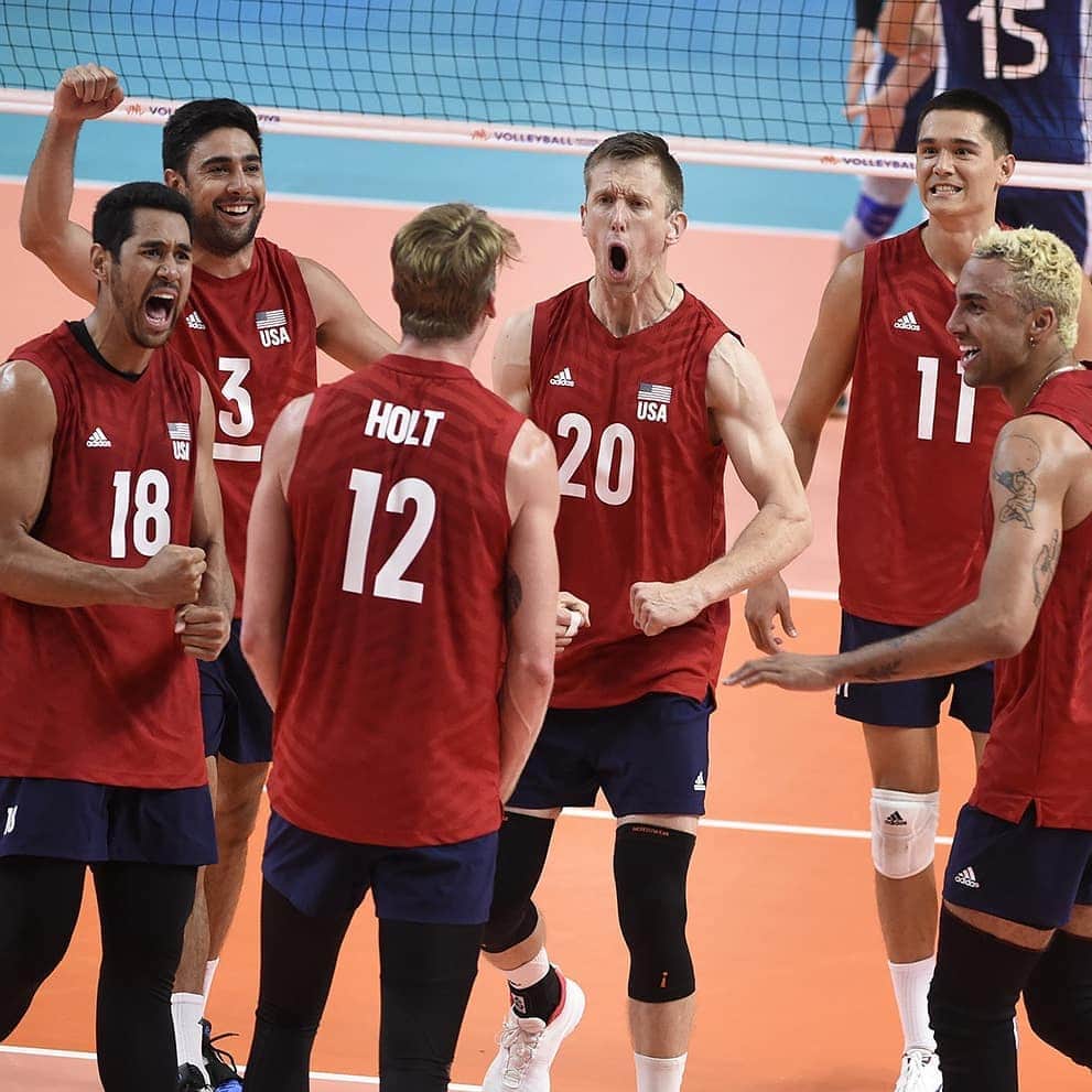 USA Volleyballさんのインスタグラム写真 - (USA VolleyballInstagram)「The winning look! 👀 The U.S. Men 🇺🇸 beat Argentina 🇦🇷 3-1 on Friday at #VNL! --- Up next, Germany 🇩🇪 at 8a PT on Saturday. Watch live on FloVolleyball.tv」6月15日 7時13分 - usavolleyball