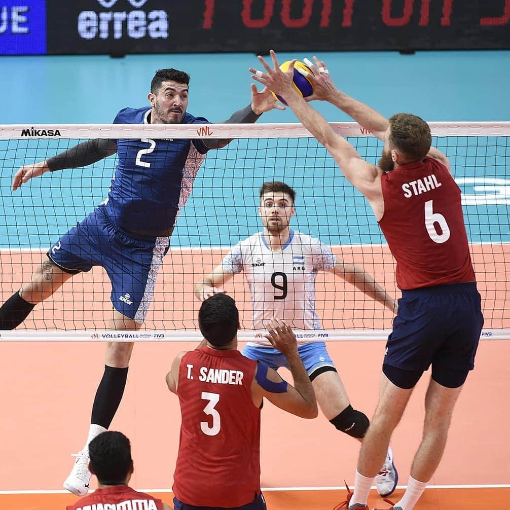USA Volleyballさんのインスタグラム写真 - (USA VolleyballInstagram)「The winning look! 👀 The U.S. Men 🇺🇸 beat Argentina 🇦🇷 3-1 on Friday at #VNL! --- Up next, Germany 🇩🇪 at 8a PT on Saturday. Watch live on FloVolleyball.tv」6月15日 7時13分 - usavolleyball