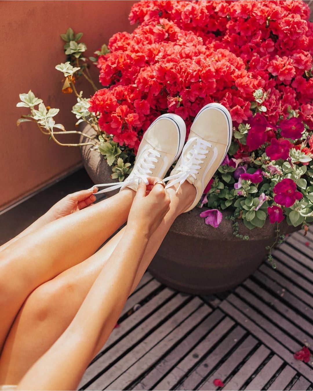 のインスタグラム：「Lacing up for the weekend with the Old Skool in Birch/True White. vans.com/classics 📷: @LexyMonaco #vansgirls」