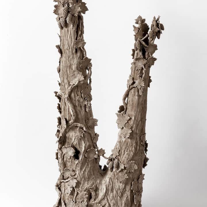 のインスタグラム：「#ExhibitionForNotreDame: Setsuko’s terra-cota work, “Montée,” is featured in ”An Exhibition for Notre-Dame,” currently on view at Gagosian, Paris, through July 27.  Setsuko’s terra-cotta works evince a deep familiarity with the natural world. Hollow tree trunks and branches reveal their own life cycles, the fragmented, gnarled forms suggesting long histories of environmental change. Find out more via the link in our bio!  For inquiries regarding available works, please contact notredame@gagosian.com, or send us a direct message. __________ #NotreDame #RebuildNotreDame #Setsuko #Gagosian Setsuko, "Montée," 2017, terra-cotta, 37 7/8 × 14 7/8 × 14 7/8 inches (96 × 38 × 38 cm) © Setsuko」