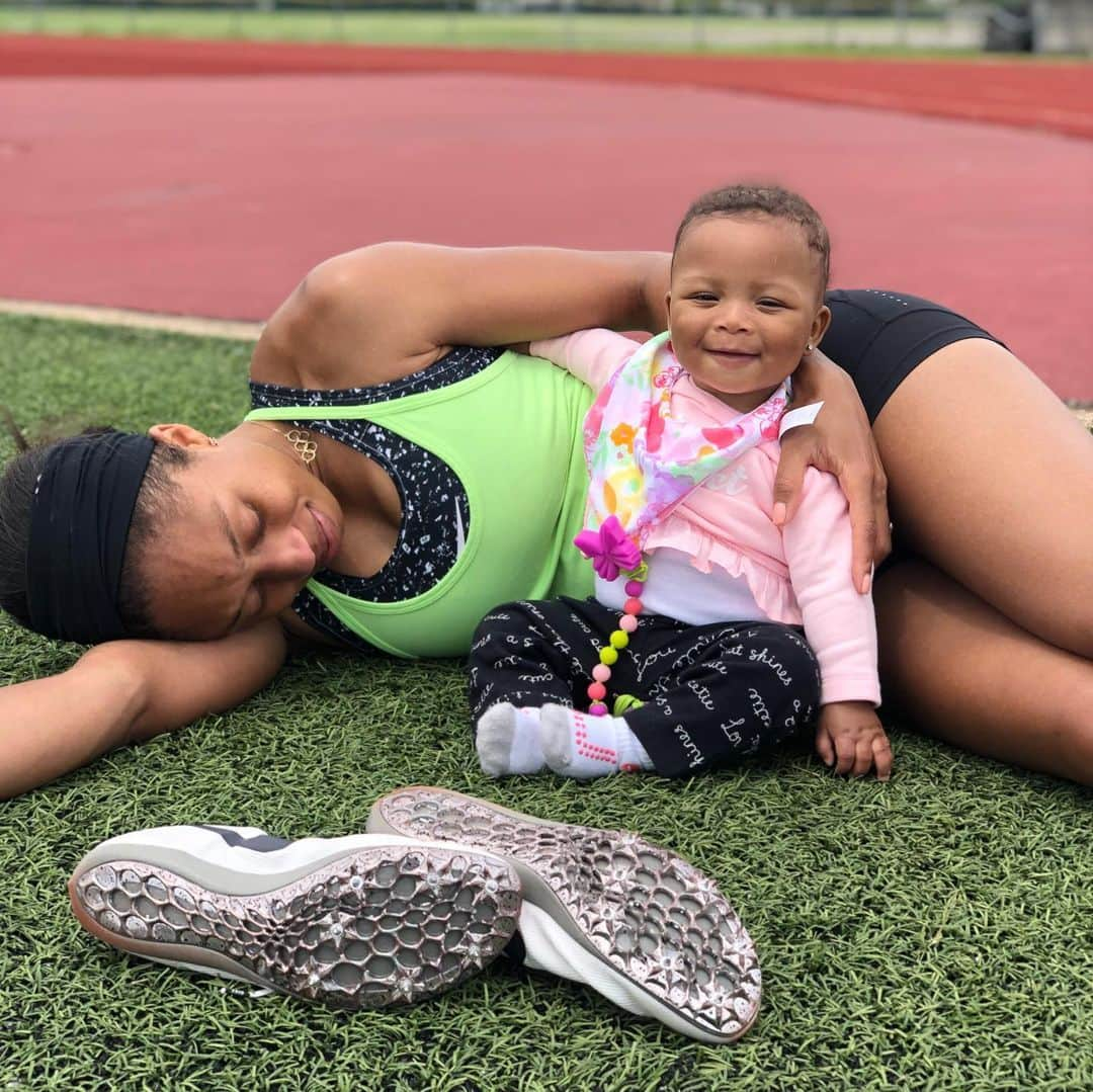 アリソン・フェリックスさんのインスタグラム写真 - (アリソン・フェリックスInstagram)「in the moments where every bone in my body aches and I’m questioning if I’m insane to return to the track, a little smile from my baby girl instantly reminds me I’m absolutely where I need to be. nobody said it would be easy, but it will be worth it. 📸: @supermanferg」6月15日 7時19分 - allysonfelix