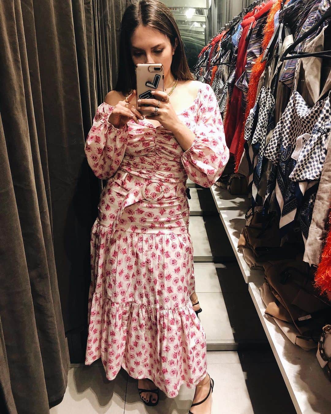 WHO WHAT WEARさんのインスタグラム写真 - (WHO WHAT WEARInstagram)「BRB, heading to Zara real quick. We tried on 13 of the biggest summer trends at @zara so you don't have to—tap our link for what’s worth buying right now. photo: @thedevilswearzara」6月15日 7時26分 - whowhatwear