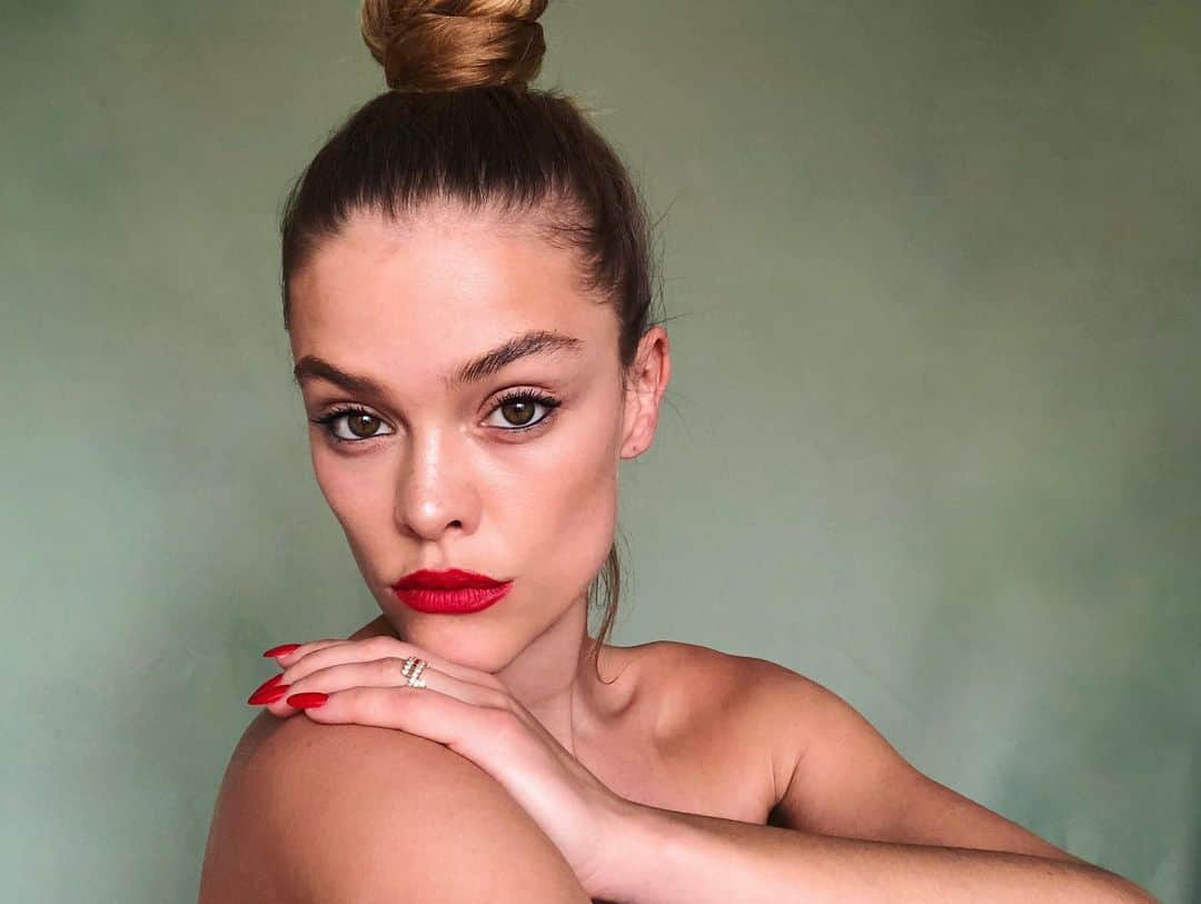 ニーナ・アグダルのインスタグラム：「Pre ramen ➡️➡️ Post ramen 🎈」