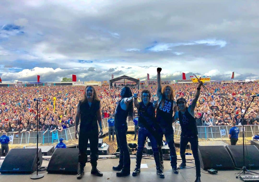 レイチェル・ボランさんのインスタグラム写真 - (レイチェル・ボランInstagram)「I did THAT today. It was amazing! Thank you @downloadfest . #donington #england #homeawayfromhome #rock @pighogcables @reunionbluesgigbags @emgpickups @stringsbyapex」6月15日 7時38分 - officialrachelbolan