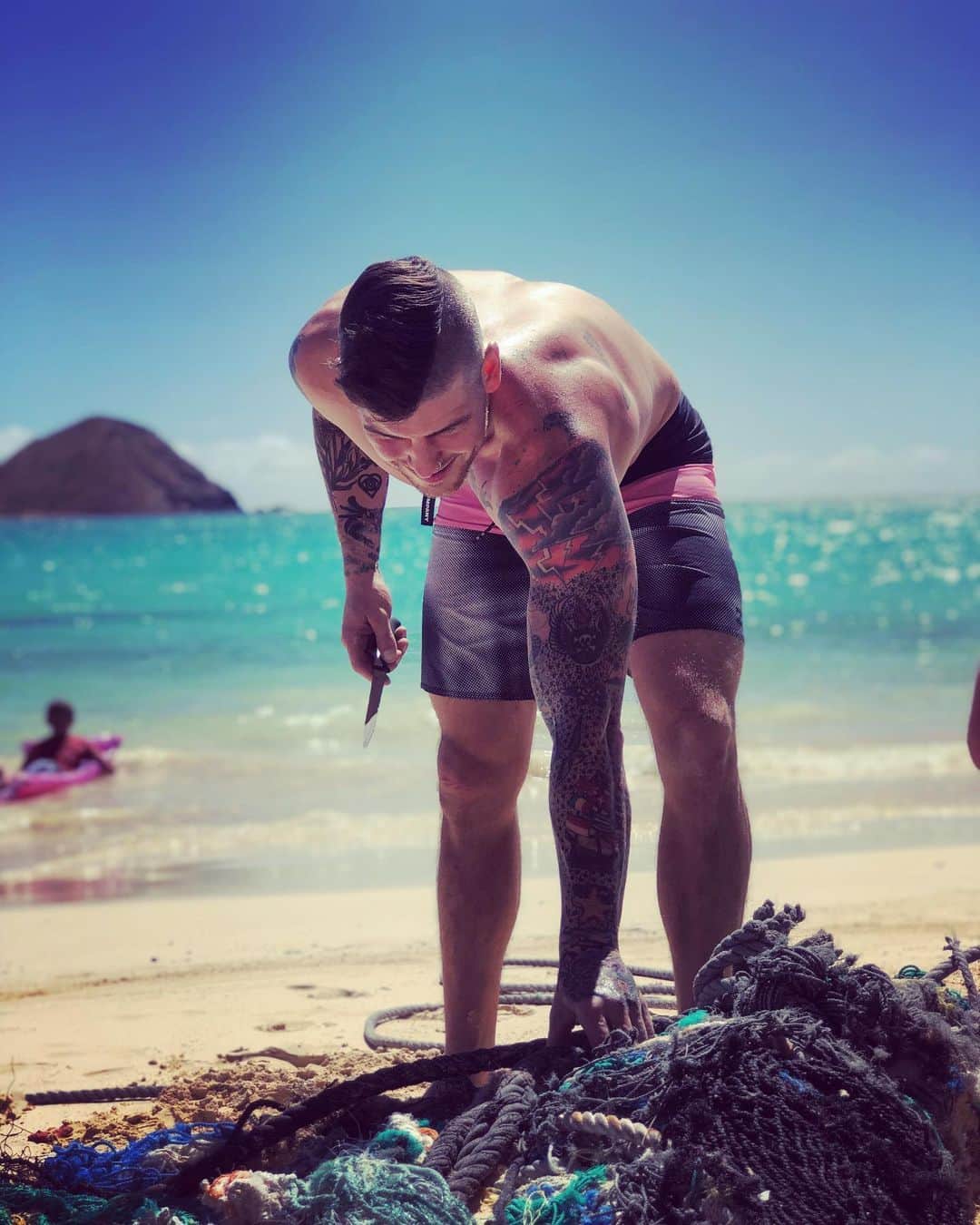 ザッキー・ヴェンジェンスのインスタグラム：「Hard work pays off in the end, however until we reduce and stop the polluting of our planet there may be no end. Ultimately ending us 🤷🏻‍♀️🌎 #👻net #letsmakeadifference #beachclean #musician #alittlebitgoesalongway #oahu #luckywelivehi #lanikaibeach」