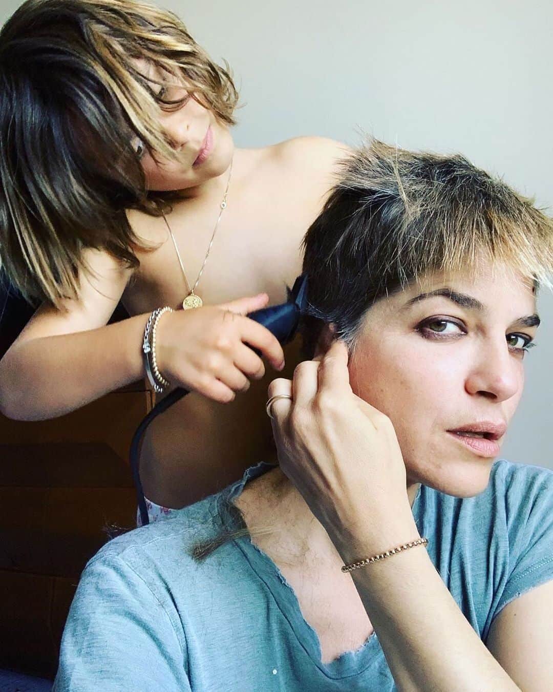 E! Onlineさんのインスタグラム写真 - (E! OnlineInstagram)「Selma Blair's son helping his mom shave her head has to be The Sweetest Thing. 💇 (📷@selmablair)」6月15日 7時51分 - enews