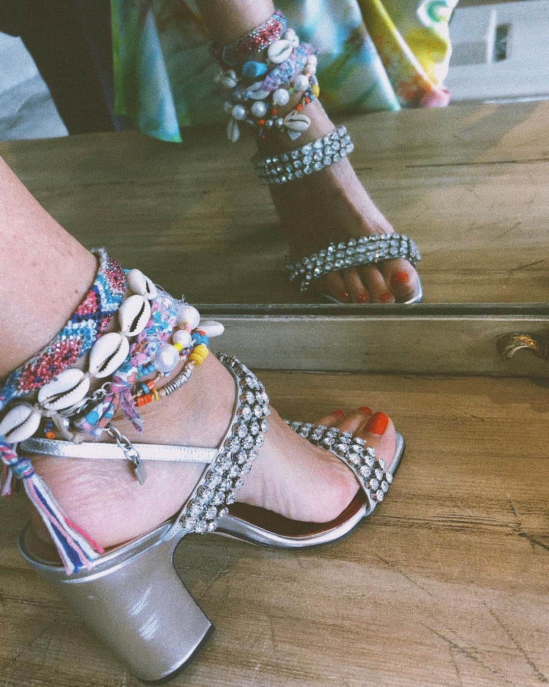 のインスタグラム：「Stepping out like... 🌈✨ tap to shop @danielleasnyder’s #ankleparty #dannijogirls」