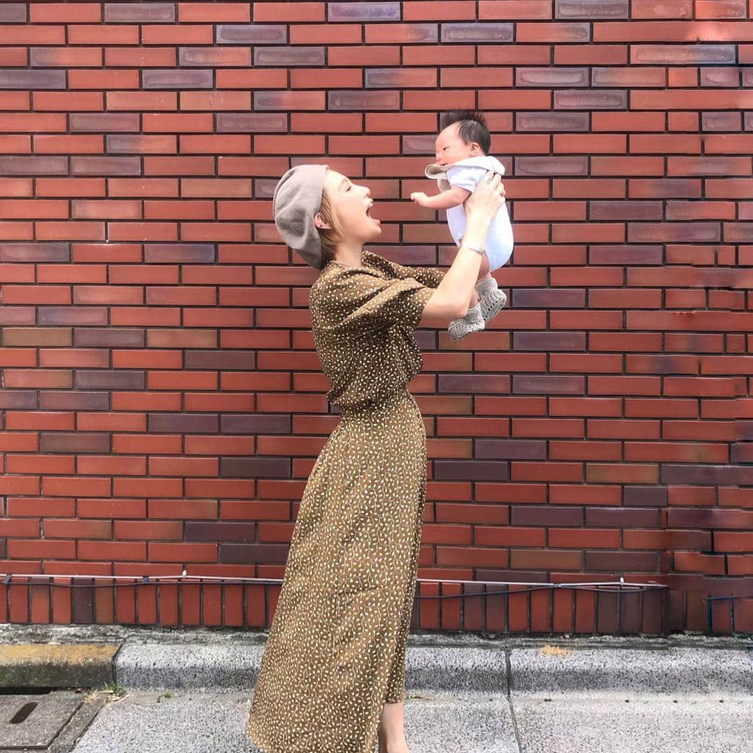 のインスタグラム：「👧👧👧 #fashion #ootd #outfit #code #coordinate #style #titivate #titivatestyle #152せんちこーで @titivatejp #赤ちゃんのいる生活 #小夏のいる生活 #新生児 #0ヶ月 #ママコーデ #ティティベイト #リーフプリントパフスリーブブラウス #リーフプリントフレアロングスカート ・ ・ ・ 今日で新生児終わりーー😭💓 はやいよーーー😭💓 （生まれてから28日で終わりらしい 泣） ・ 成長はすごく嬉しいけど かわいいからいつまでも 赤ちゃんでいてーっ みたいな気持ちもあったり😂笑 ・ 郵便物出しに行くのに 一瞬だけ小夏とご近所お散歩してきた💛」