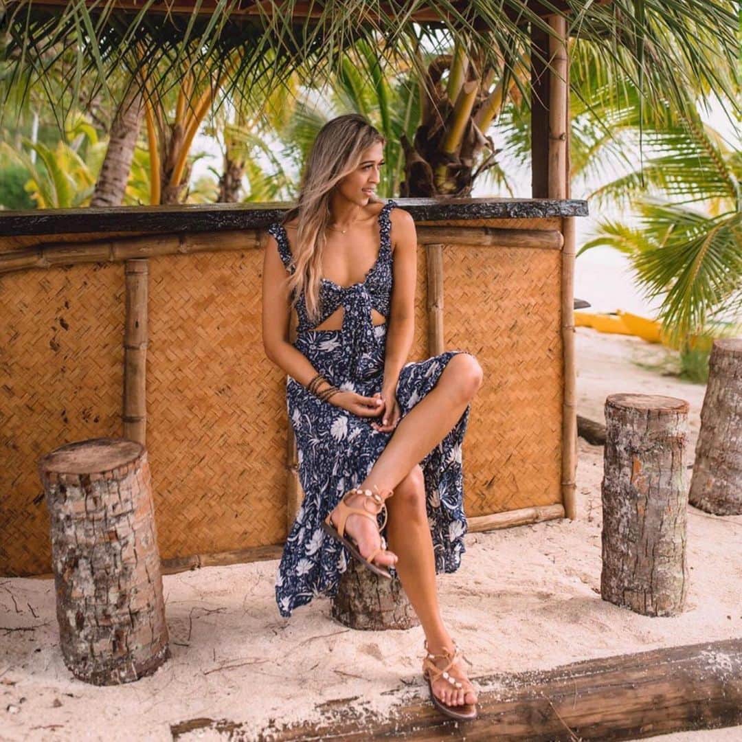 サムエデルマンのインスタグラム：「Island vibes 🌴@jyo_shankar in our Garten sandal」