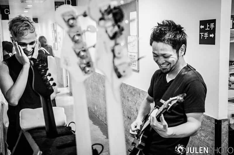 Julen Esteban-Pretelのインスタグラム：「Just like everyone else @masato_coldrain sometimes gets the jitters, in this case before hitting the stage. And this time I think I know why and the reason for SHOW-HATE’s sneaky smile. Any guesses? #throwback from Triple Axe 2014, Zepp Tokyo  #TOURDREAMS #julenphoto #coldrain #sim #tripleaxe  Shot with @nikonjp: Nikon D7000, Nikkor DX 17-55mm f/2.8 f/2.8, ISO800, 30mm 1/80 s at f/2.8, no flash #nikon #nikonjp #clubnikonjapan」