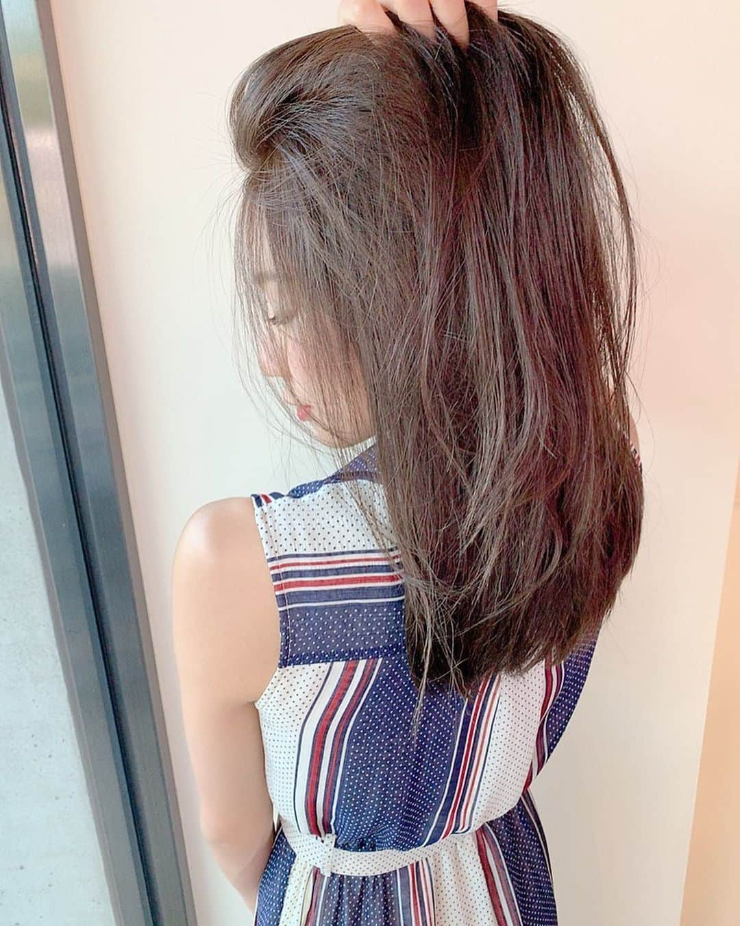 近藤美月さんのインスタグラム写真 - (近藤美月Instagram)「﻿ ﻿ ❤︎ Hair change ❤︎﻿ ﻿ ﻿ ﻿ cut + color + treatment ﻿ ﻿ ﻿ ﻿ やっとヘアメンテナンスに行けたよ😫💗﻿ ﻿ ﻿ 担当してくださったのは﻿ 芦屋にある美容室 @afloat.hills の﻿ @azumashogo さん✨﻿ ﻿ ﻿ ずっと東京の表参道で美容師されてた方で、﻿ 色んな話を聞けてとても楽しかったです🧚‍♂️﻿ ﻿ ﻿ ﻿ ここのヘアトリートメントは﻿ カラーする前にして頂く形式🤭﻿ ﻿ ツヤッツヤになってほんまにテンション上がった🤭﻿ ２枚目動画見てほしいこの透明感！！﻿ ﻿ ﻿ ﻿ブリーチ無しで とっても綺麗なグレージュにして頂けて幸せですっ  安定の夏ぽいお色味になりましたよ〜〜😙😙 ﻿ ﻿ ﻿ #髪質改善#縮毛矯正#くせ毛#アンチフリッツ#芦屋#アフロート#アフロートヒルズ#芦屋美容室#関西美容室#サロンモデル#関西サロンモデル#フリーモデル#関西フリーモデル#ポートレート#サロモ#関西サロモ#写真好きな人と繋がりたい#撮影依頼募集中#ヘアメイク#おしゃれさんと繋がりたい#フォロバ返し」6月15日 8時22分 - miittsuk