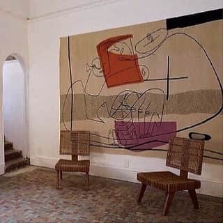 シー ニューヨークさんのインスタグラム写真 - (シー ニューヨークInstagram)「Interior with Le Corbusier wall and Pierre Jeanneret chairs #LeCorbusier #PierreJanneret #interiordesign #inspo 📷 Via @polderparis」6月15日 8時23分 - seanewyork
