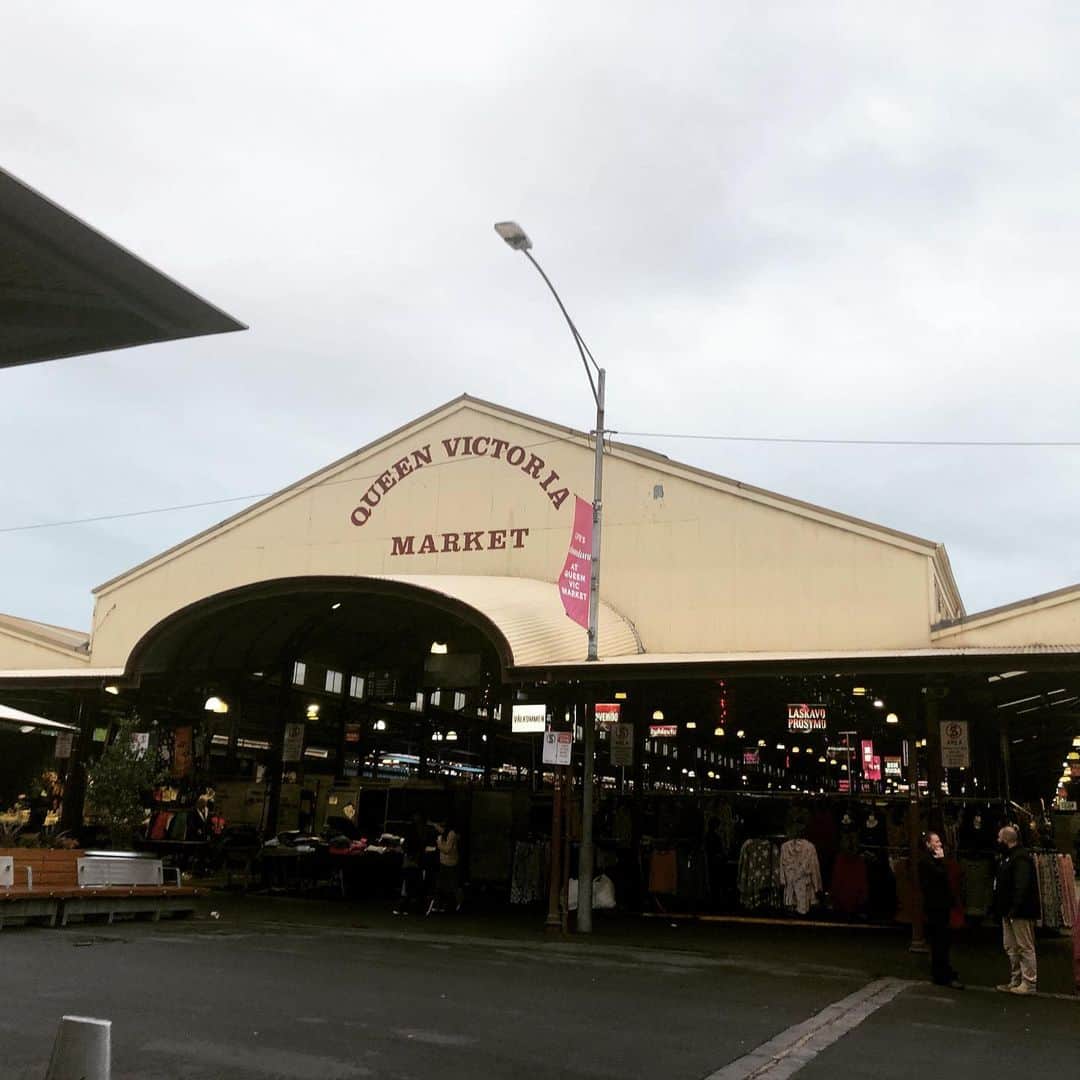 津久井智子さんのインスタグラム写真 - (津久井智子Instagram)「#メルボルン  #クイーンビクトリアマーケット  南半球最大の市場ときいて 今朝しかチャンスがなさそうなので 早起きして行ってみました。 市場ってどうしてこんなに ときめくのかしら！ オーストラリア産オパールの 小さな石のピアスと、 マーケットレーンコーヒーのラテ ゲットして、トラムを乗り継ぎ、CIBIへ。 #merbourne  #queenvictoriamarket」6月15日 8時16分 - tomokotsukui