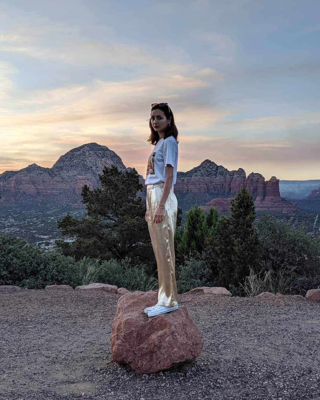 エリーローズさんのインスタグラム写真 - (エリーローズInstagram)「Magic hour in Sedona 🏜 息を呑むほどの美しさだったセドナのサンセット。 スピリチュアル チャクラ全開。 Pixelのポートレートモードは一眼レフで撮影したみたいでデジカメいらず。  #ComingToAmerica #Sedona  #GooglePixel #TeamPixel #Pixelで撮影」6月15日 8時17分 - ellirose