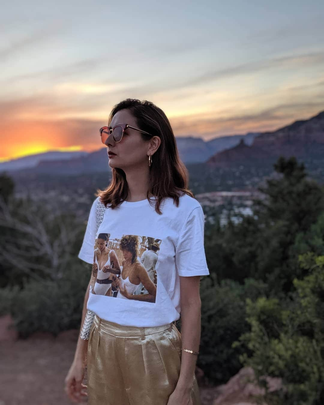 エリーローズさんのインスタグラム写真 - (エリーローズInstagram)「Magic hour in Sedona 🏜 息を呑むほどの美しさだったセドナのサンセット。 スピリチュアル チャクラ全開。 Pixelのポートレートモードは一眼レフで撮影したみたいでデジカメいらず。  #ComingToAmerica #Sedona  #GooglePixel #TeamPixel #Pixelで撮影」6月15日 8時17分 - ellirose