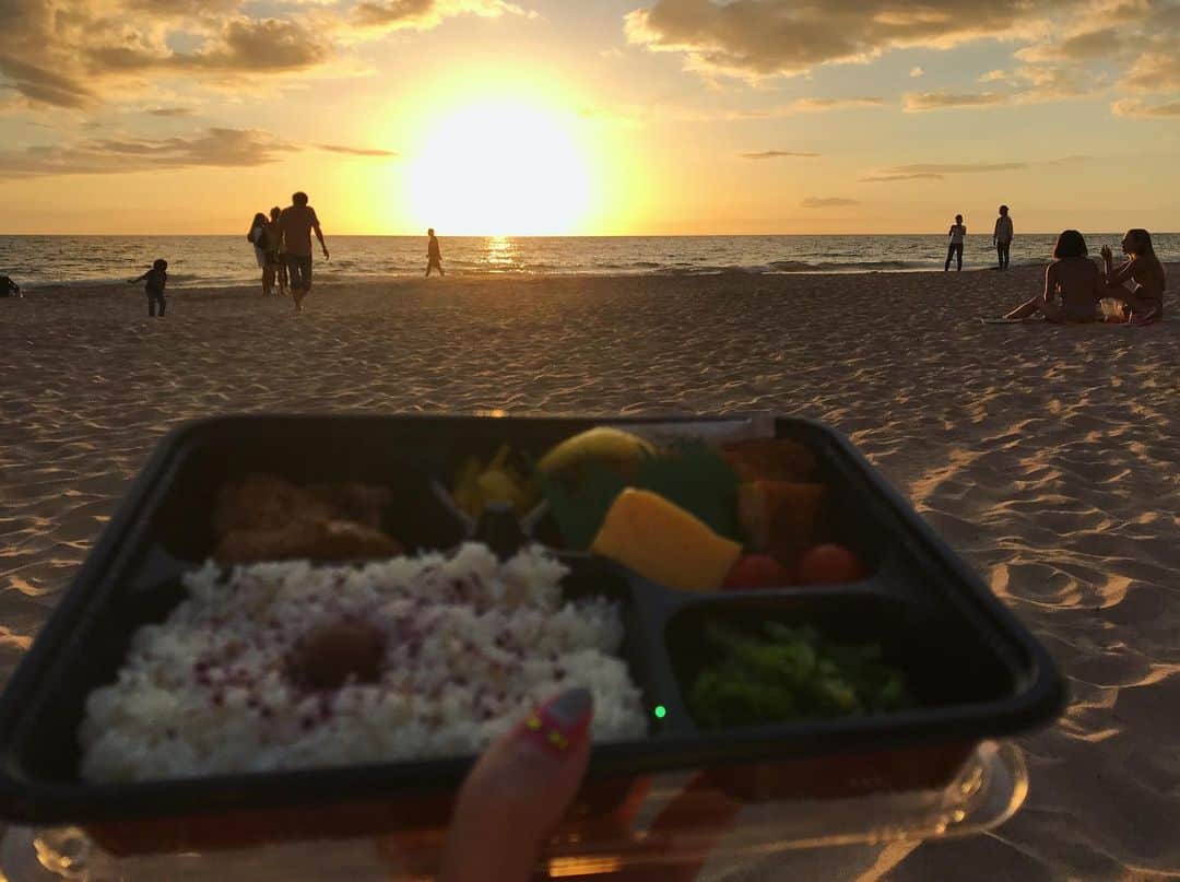 のインスタグラム：「サンセット幕の内🍱 #instahawaii #hawaiistagram #buisinesstravel #buisinesstrip #travels #travelphotography #sunset #sunset_pics #sunsetlovers #views #bentobox #obento #favorite #followme」