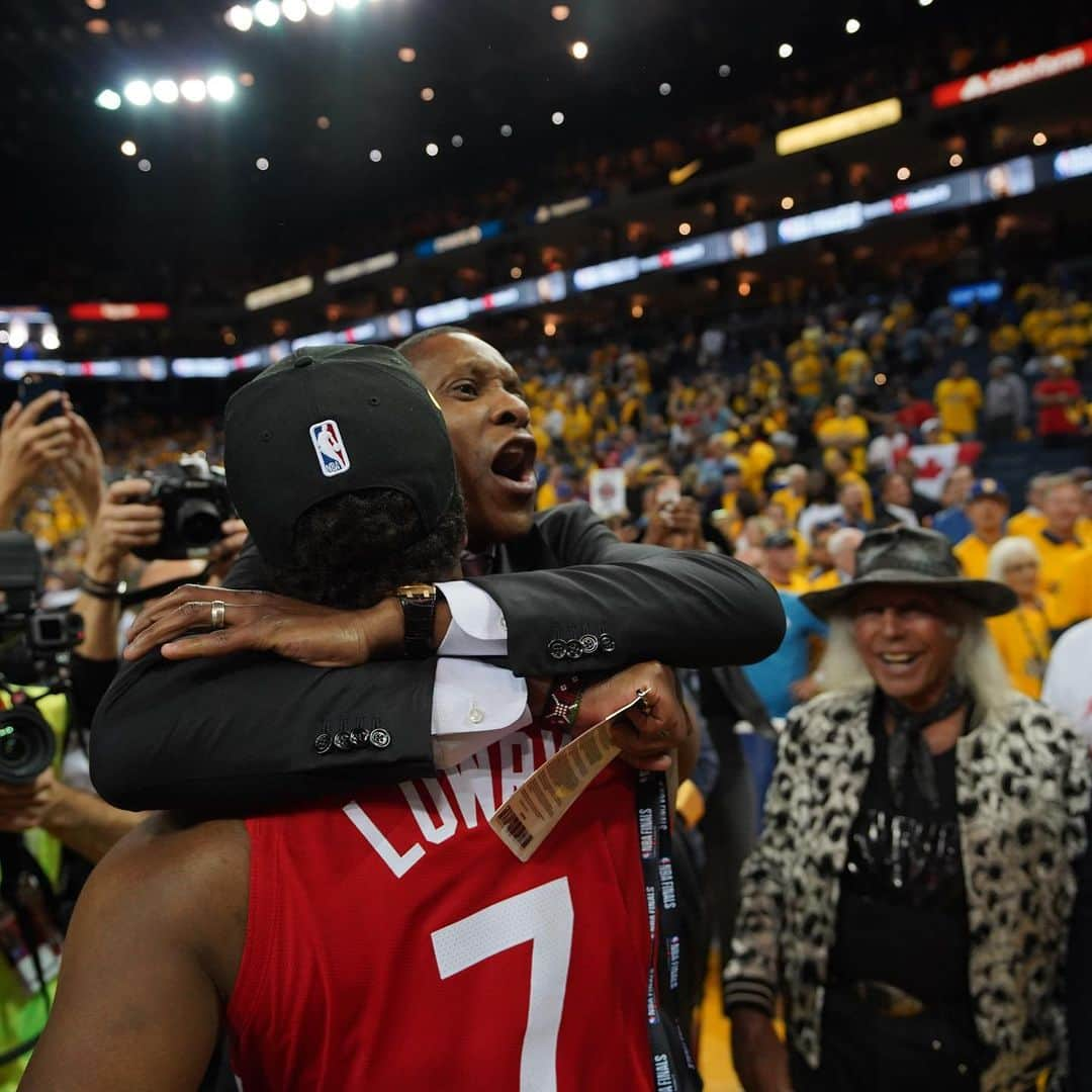 トロント・ラプターズさんのインスタグラム写真 - (トロント・ラプターズInstagram)「On top of the world. 🏆 #WeTheNorth #NBAChamps」6月15日 8時33分 - raptors