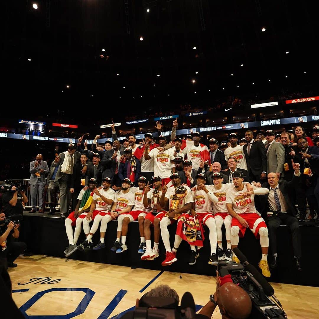 トロント・ラプターズさんのインスタグラム写真 - (トロント・ラプターズInstagram)「On top of the world. 🏆 #WeTheNorth #NBAChamps」6月15日 8時33分 - raptors