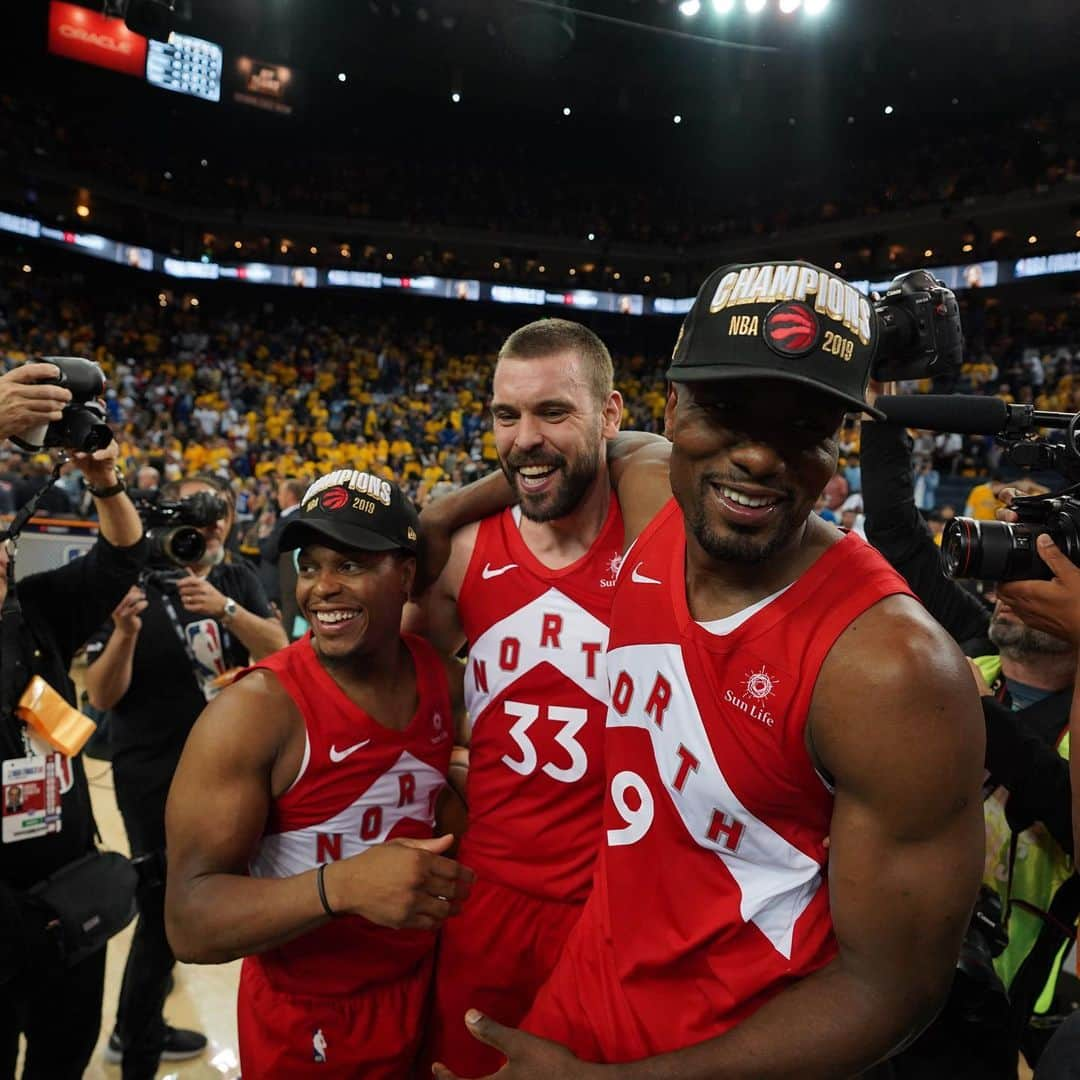 トロント・ラプターズさんのインスタグラム写真 - (トロント・ラプターズInstagram)「On top of the world. 🏆 #WeTheNorth #NBAChamps」6月15日 8時33分 - raptors