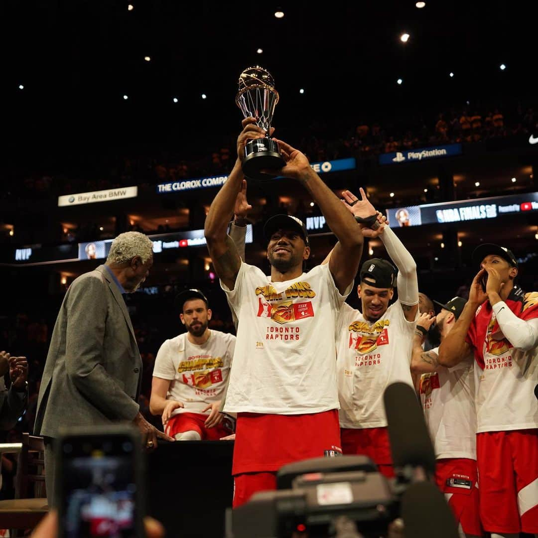 トロント・ラプターズさんのインスタグラム写真 - (トロント・ラプターズInstagram)「On top of the world. 🏆 #WeTheNorth #NBAChamps」6月15日 8時33分 - raptors