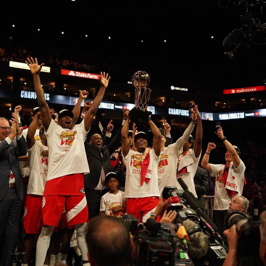 トロント・ラプターズさんのインスタグラム写真 - (トロント・ラプターズInstagram)「On top of the world. 🏆 #WeTheNorth #NBAChamps」6月15日 8時33分 - raptors