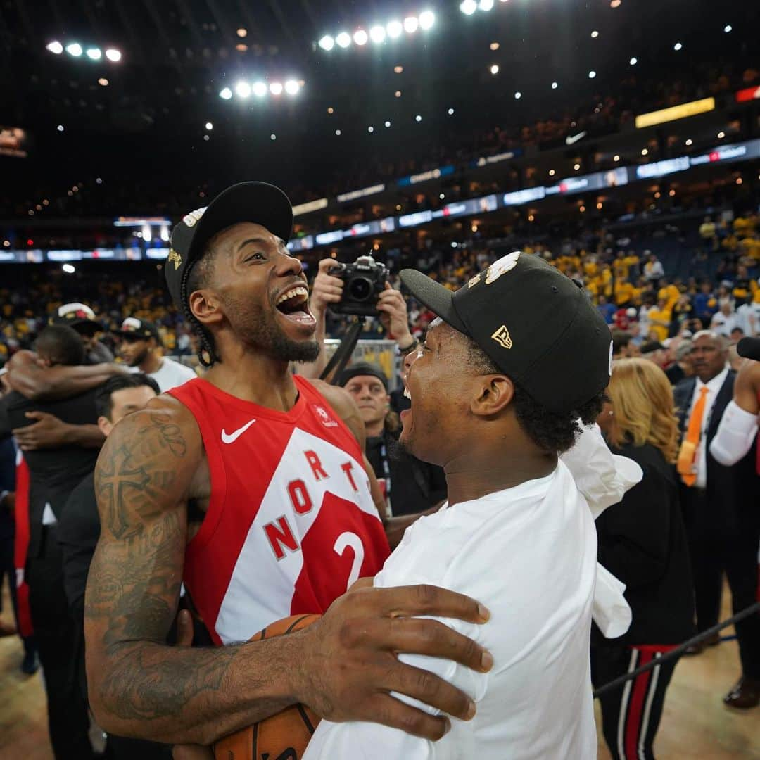 トロント・ラプターズさんのインスタグラム写真 - (トロント・ラプターズInstagram)「On top of the world. 🏆 #WeTheNorth #NBAChamps」6月15日 8時33分 - raptors