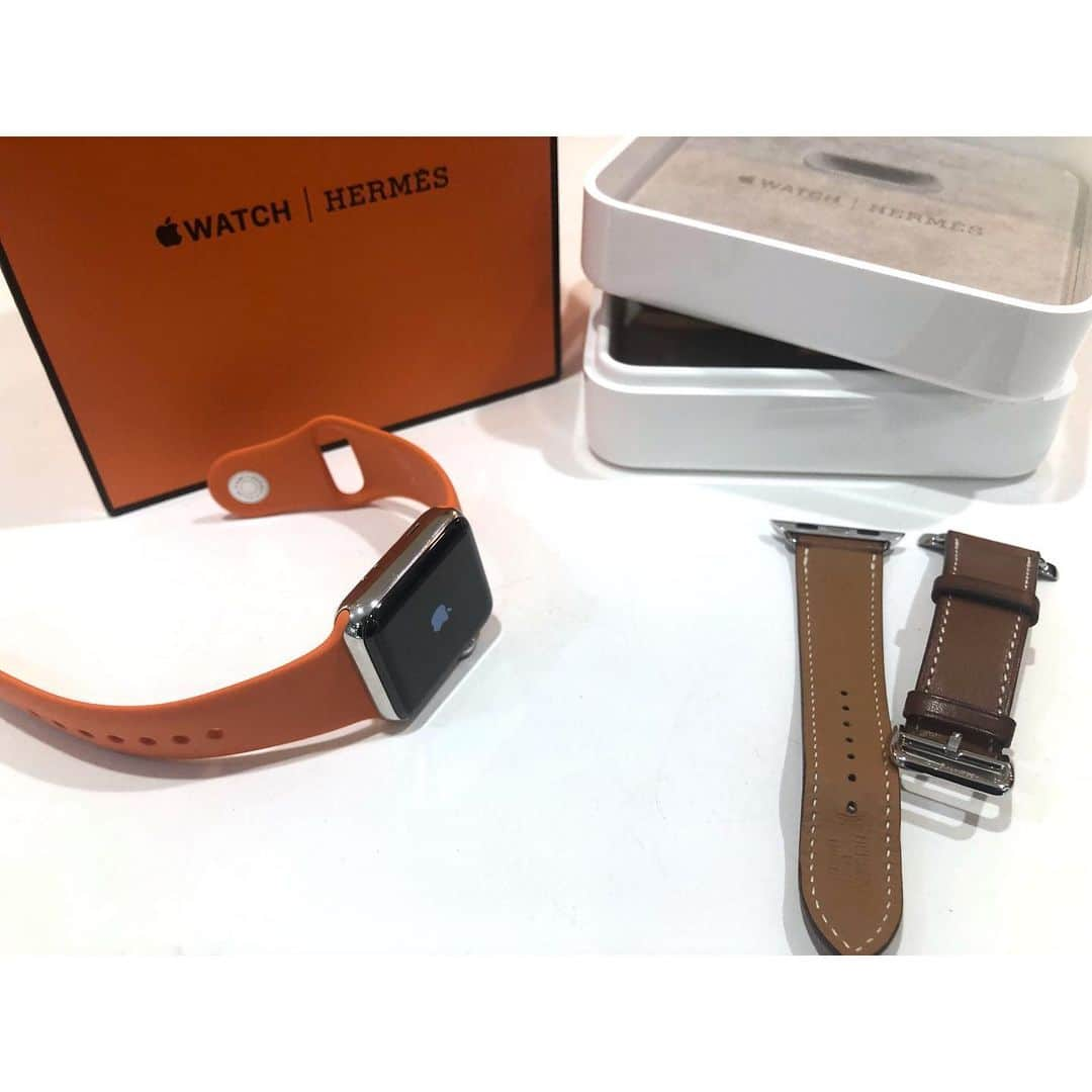 RINKAN渋谷店さんのインスタグラム写真 - (RINKAN渋谷店Instagram)「【2F New Arrival】 《HERMES》 "×apple watch 2" ㅤㅤㅤㅤㅤㅤㅤㅤㅤㅤㅤㅤㅤ エルメス×アップルウォッチが入荷致しました。発売から徐々に人気が高まり、今では街でよく見かけるようになったアップルウォッチですが、こちらはエルメスとのコラボレーションの特別使用になっております。 このコラボレーションでの特徴のレザーストラップはエルメスらしいしなやかでキメ細かく、使い込む程に味わい深い表情に変わるレザーが使用されております。 またラバーバンドもこのコラボレーション限定のアイテムで裏にはエルメスの代表作の1つのセリエの様なデザインになっており刻印も特別使用になっております。是非店頭にてご覧ください。 ㅤㅤㅤㅤㅤㅤㅤㅤㅤㅤㅤㅤㅤ #rinkan #shibuya #saintlaurent #saintlaurentparis #dior #diorhomme  #louisvuitton #lv #gucci #amiri #rickowens #balmain #celine #celinebyhedislimane #prada #burberry #valentino #maisonmargiela #thombrowne #tadyandking #hermes #cartier #fendi #givenchy #yohjiyamamoto #commedesgarcons #sulvam #sacai RINKAN 渋谷店 03-5458-3050 渋谷区神南1-12-16」6月15日 14時30分 - rinkan_shibuya