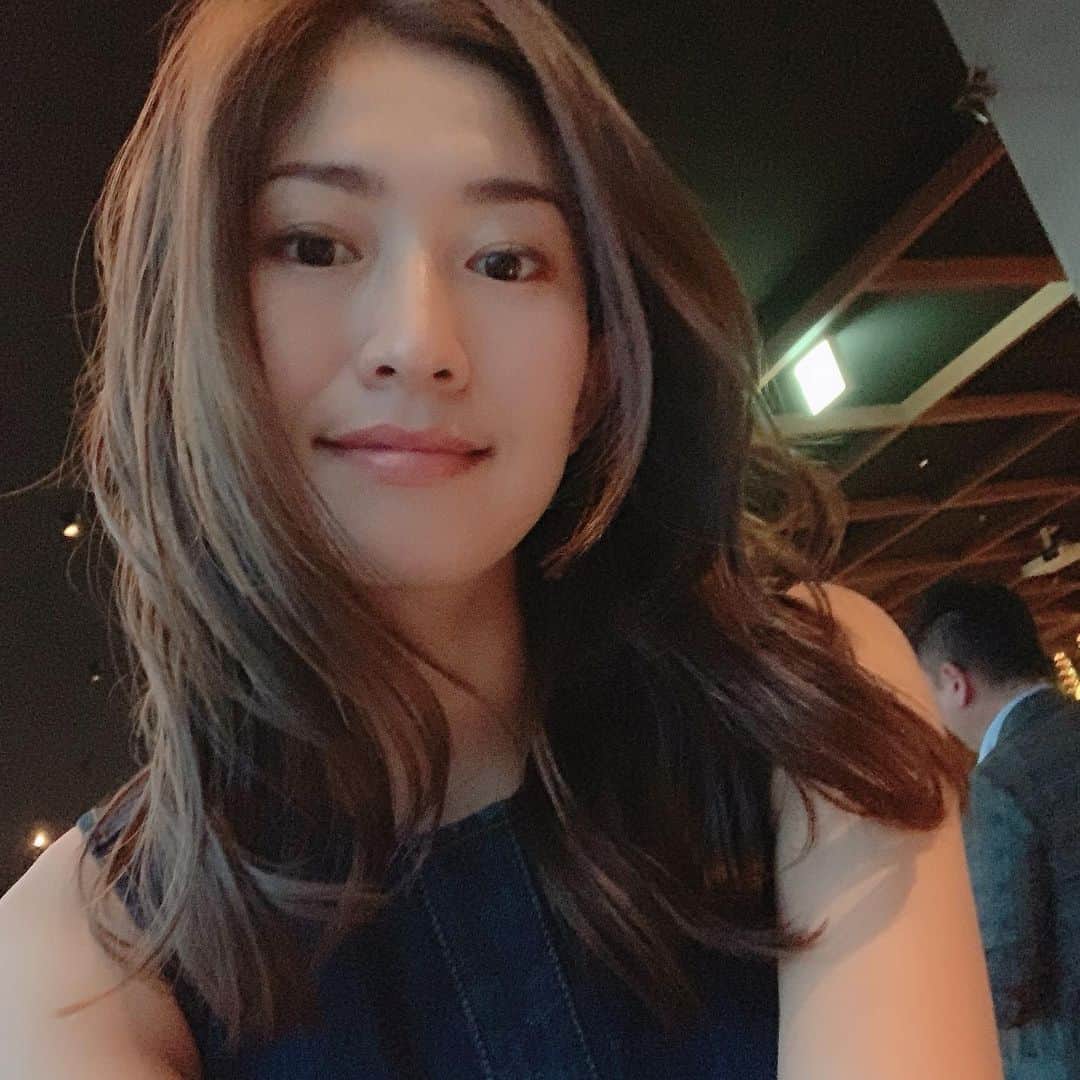森下千里のインスタグラム：「マツエクしてないの 久しぶり🙂 . . 湿気な梅雨時期はあえて、 まつげもあげず、 メロウな雰囲気で🌹 . . #まつげ #梅雨 #rain #longrain」