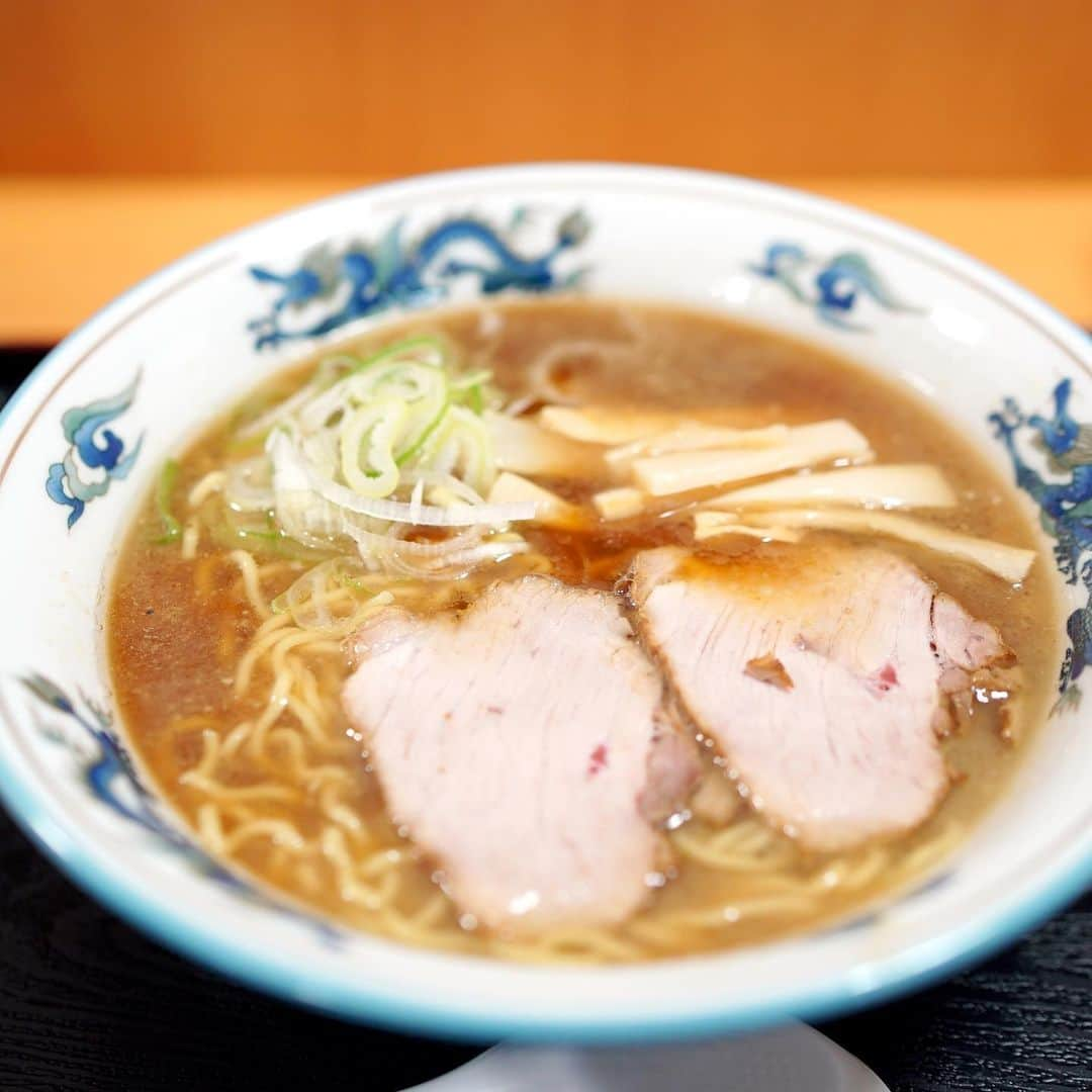 うどんが主食さんのインスタグラム写真 - (うどんが主食Instagram)「旭川ラーメン #うどんが主食 #中華そば #屋台 #ラーメン　#チャーシュー #煮干し #グルメ #醤油 #美味い #北海道 #旭川 #パイウォーター #foodstagram #Japan #washoku #fashion #food #ramen #noodle #noodles #soup #amazing #good #nice #beauty #beautiful #fashion #nice #gourme」6月15日 9時06分 - alwaysudon