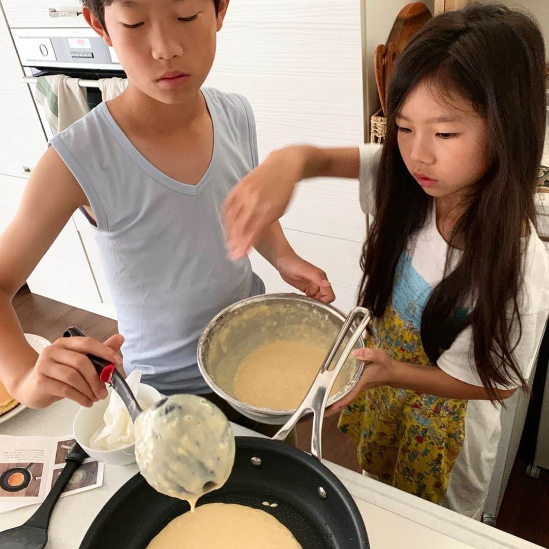AYUMIさんのインスタグラム写真 - (AYUMIInstagram)「子どもたちでパンケーキを 作ってくれた週末の朝🌈 今年の梅とフルーツの酵素には ビーツと桑の実をいれたので きれいなピンク色に 美味しくできました . . #しゅうまつ #朝ごはん #パンケーキ #梅の酵素」6月15日 9時07分 - ayumiayunco