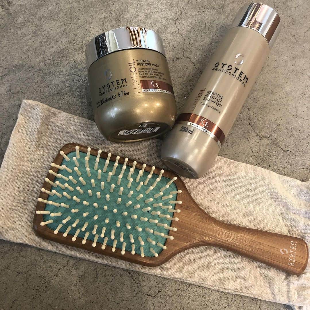 【北堀江・美容室 peaks hair】のインスタグラム：「SYSTEMパドルブラシプレゼント🎁  システムの商品を5000円以上買われたお客様に、、、、なんと、、、、 パドルブラシプレゼント🎁 頭皮に優しい素材で作られておりロングのお客様でも絡まらずとけて頭皮にのマッサージにも使えます🎶😊 ブラシの数がかぎられていますので無くなり次第終了になります👀💦 お早目のご来店をおすすめします！！ ぜひお待ちしております🙇‍♂️ ㅤㅤㅤㅤㅤㅤㅤㅤㅤㅤㅤㅤㅤ #peakshair #ピークスヘアー#堀江#北堀江#美容室##Instahair#hairstyle#Instafashion#イルミナカラー#小顔#美意識#おしゃれな人と繋がりたい#おしゃれ#お洒落#ヘアアレンジ#ヘアスタイル」