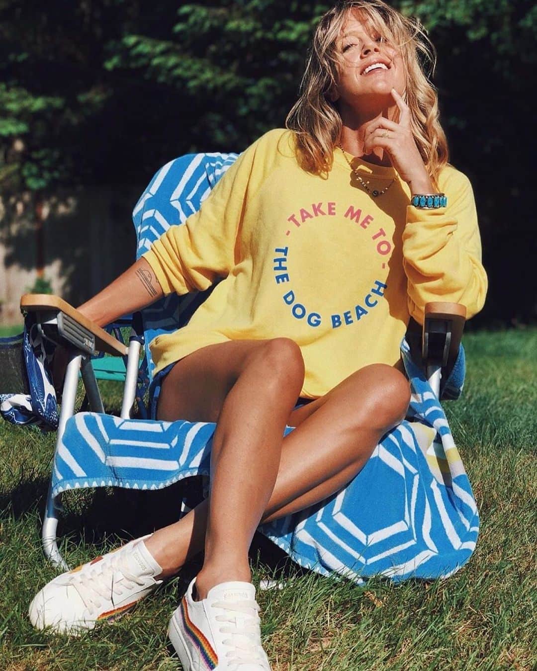 のインスタグラム：「Weekend plans with @goldfish_kiss #wildfox #wildfoxsweatshirt #wildfoxsweats #dogbeach #doglover」