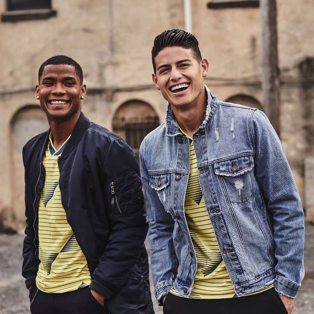 サッカー コロンビア代表チームのインスタグラム：「La felicidad de saber que mañana vuelves a jugar con tu equipo favorito 😍🇨🇴. @adidasco #Predator #NEMEZIZ #DareToCreate #creadoconadidas  @jamesrodriguez10 @d_ospina1 @wilkpo @cuadrado @yerrymina @santiagoarias13」