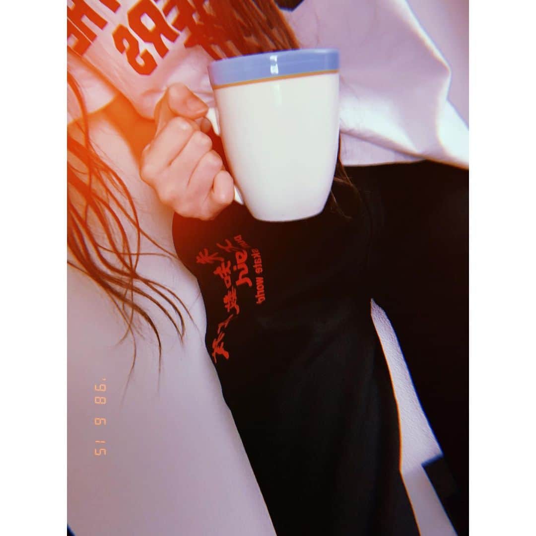中川ジュリアのインスタグラム：「☕️☀️ 👖 @xgirljp」