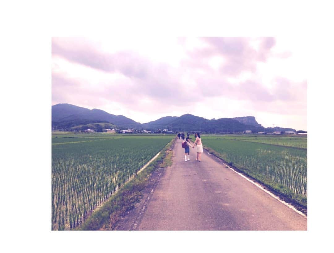 柚月美穂のインスタグラム：「#randompic . . 広がる山々。 綺麗な田植え後の田んぼ🌱 . . 毎回現場で感じるのは 素敵なカメラマンさんと音声照明機材技術さん。 メイクさん、スタイリストさんには 凄く恵まれてるなぁと。 . . 現場で感じる正と負もカバーし合いながら 共有出来る撮影では とても大切な大切な存在です。 . . #🎥 #ロケ」