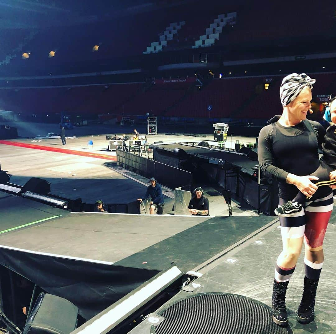 P!nk（ピンク）さんのインスタグラム写真 - (P!nk（ピンク）Instagram)「We’re here!!!!! Stadiums are big! Rehearsals day 3. This show might be the best ever. Also, finding it really hard to post photos without my kids in them. So.... here’s a halfway shot. Amsterdam rules. I love it here. #grateful #hartfamilycircus #beautifultraumatour #hurts2bhuman #stadiumsarebigplaces #rockandroll」6月15日 9時20分 - pink