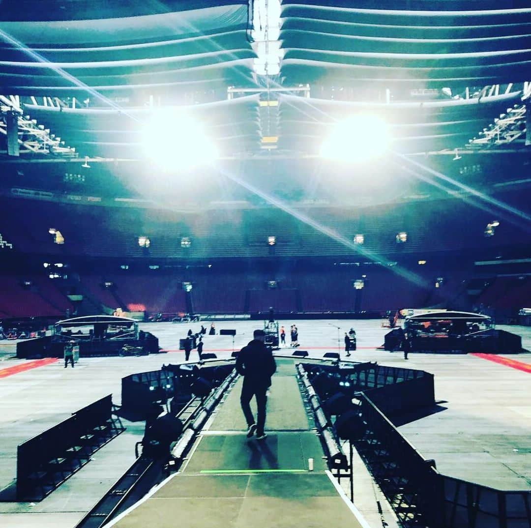 P!nk（ピンク）さんのインスタグラム写真 - (P!nk（ピンク）Instagram)「We’re here!!!!! Stadiums are big! Rehearsals day 3. This show might be the best ever. Also, finding it really hard to post photos without my kids in them. So.... here’s a halfway shot. Amsterdam rules. I love it here. #grateful #hartfamilycircus #beautifultraumatour #hurts2bhuman #stadiumsarebigplaces #rockandroll」6月15日 9時20分 - pink