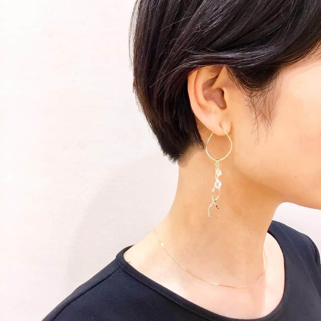 のインスタグラム：「《Styling》﻿﻿ - マルヤガーデンズ店﻿ ﻿ ハーキマークォーツのチャームをプラスした﻿ フープイヤリングで、夏らしく涼しげな印象に。﻿ ﻿ シンプルなネックレスをチョイスして、﻿ 耳元を際立たせて。﻿ ﻿ #ete #エテ #ete_style」
