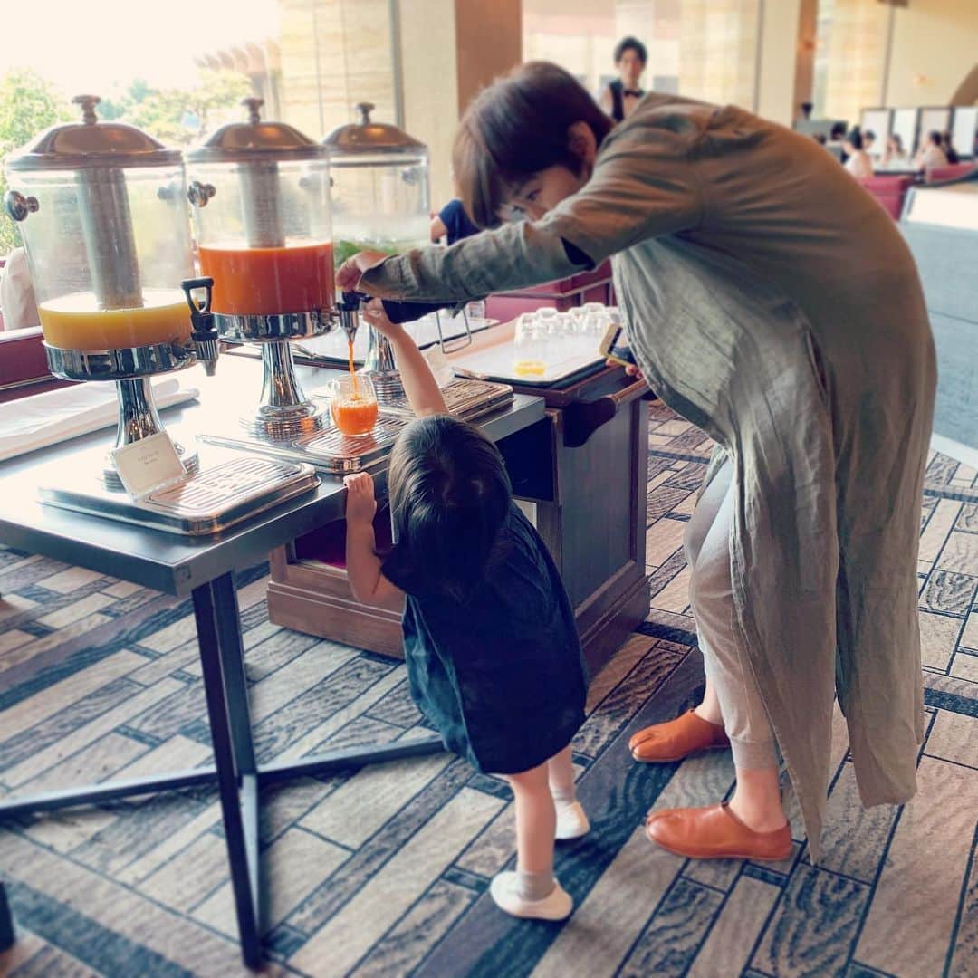MEGのインスタグラム：「抹茶とメロンとチョコレートの祭典があると知り、十数年ぶりのホテルビュッフェに参戦 with @asqu_official やよいさん。娘、皆の分のジュースを注ぎ、多いに楽しむ 🥤🥤🥤 お腹タプタプになった。」