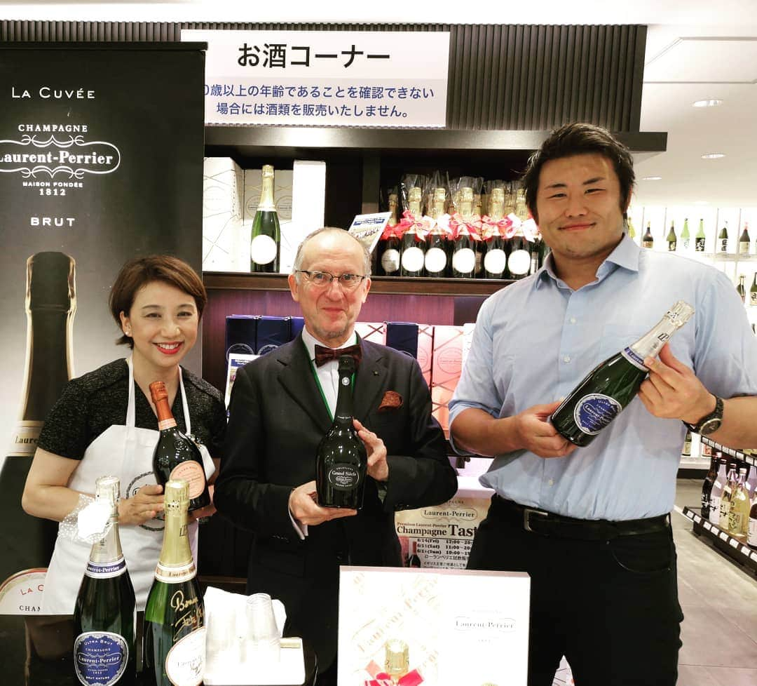 真壁伸弥さんのインスタグラム写真 - (真壁伸弥Instagram)「#laurentperrier 試飲会が土日に松屋銀座B1階で行われます。  日本語ペラペラのアンバサダー、フィリップ・ソーゼット氏の案内で、La Cuvée(一番搾り)とピノ100%の高価なシャンパンを頂けます🍾très bon!!! 土日のラグビーイベントの間際にどうぞいらして  日曜昼から私も参加。 #ローランペリエ  #松屋銀座 #ウイスキー真壁 #philippesauzedde」6月15日 9時29分 - makaberian5